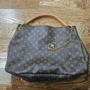 Sold Louis Vuitton Monogram Artsy MM